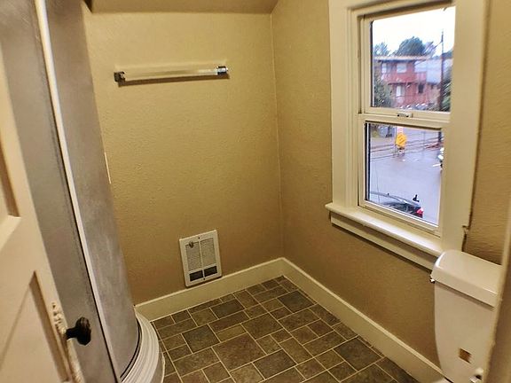 3rd image of 1032 Burwell St