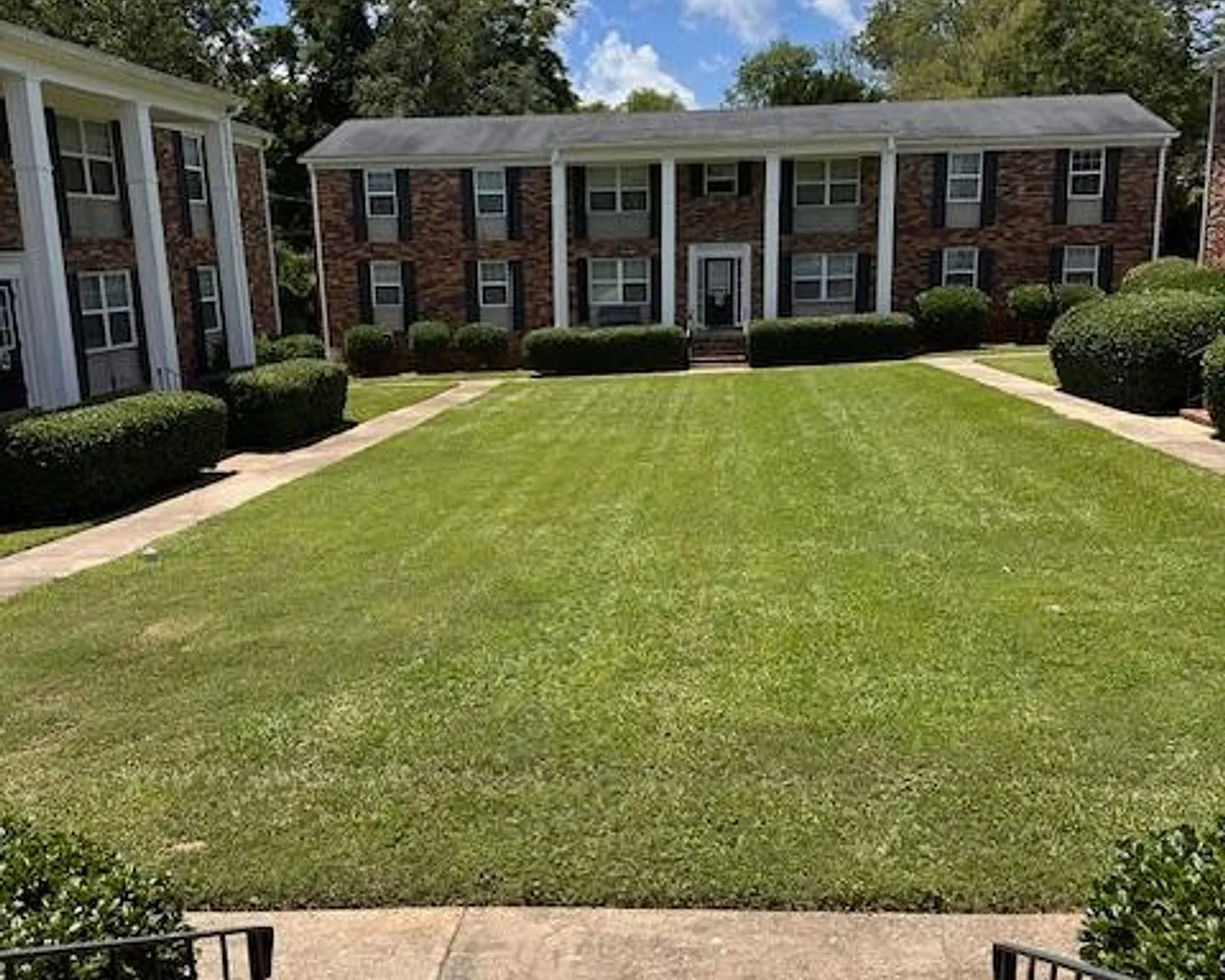 Country Club Apartments — Photo 2
