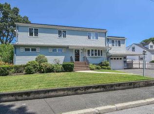 17 Godfrey Ave, Bayville, NY 11709