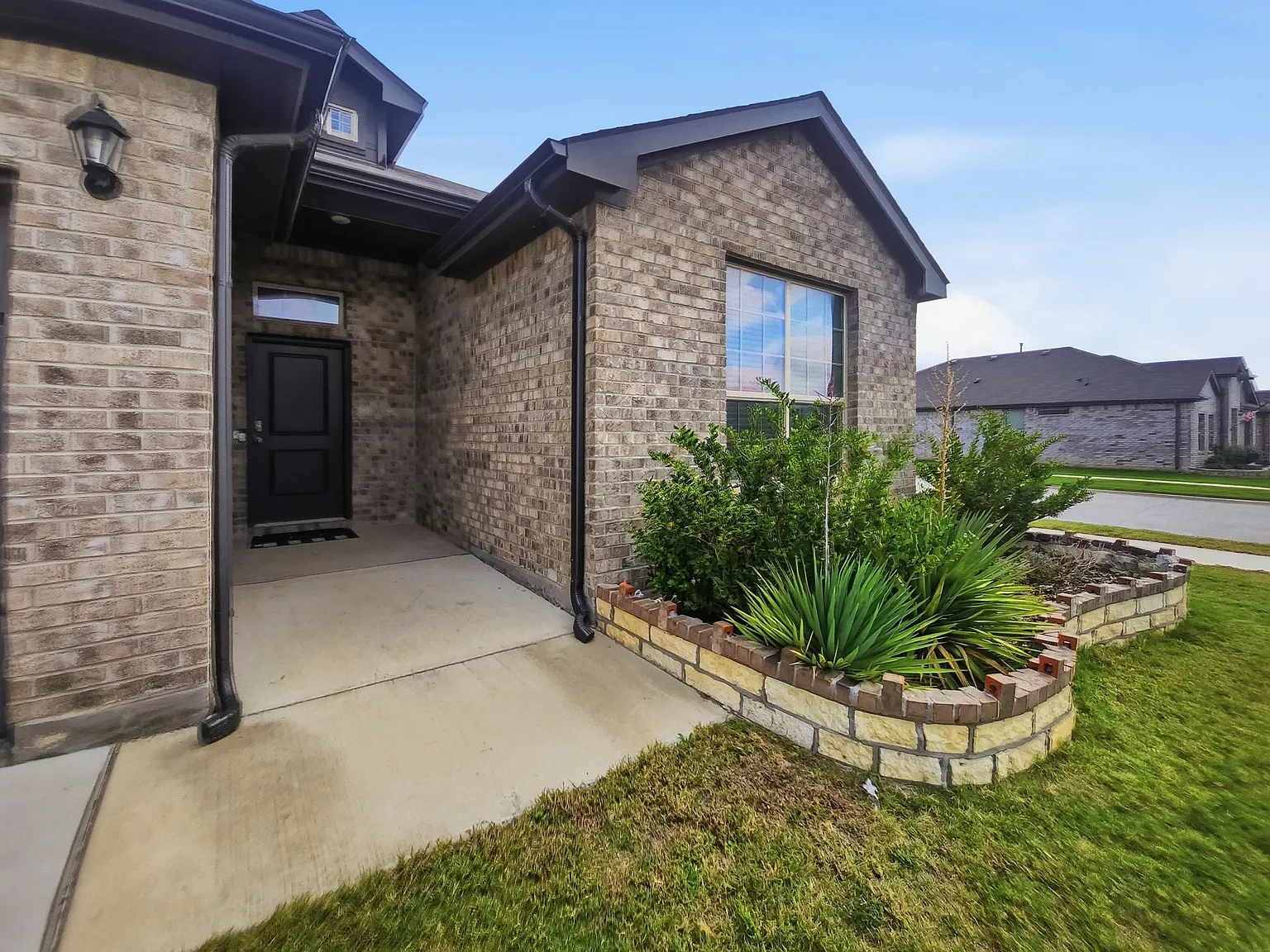 4 bed, 1873 sqft, $2,400 — Photo 3