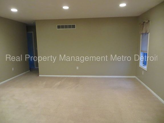 4th image of 464 Robert Ct