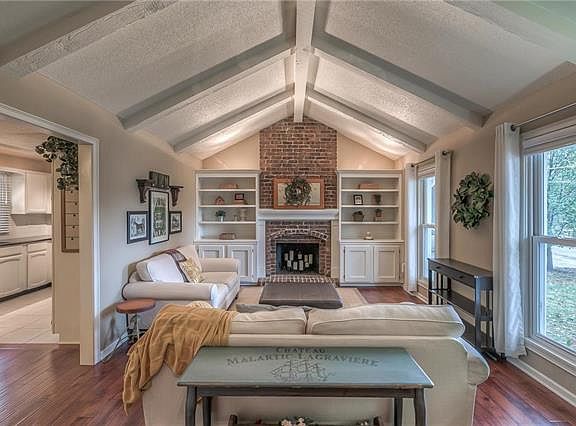 4th image of 8442 Valley View Dr