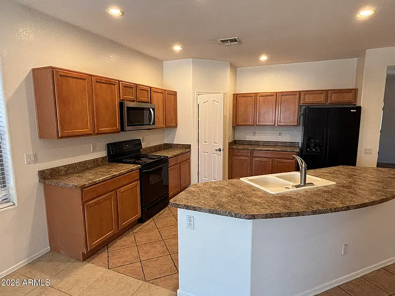 11559 W Lincoln St — Photo 4
