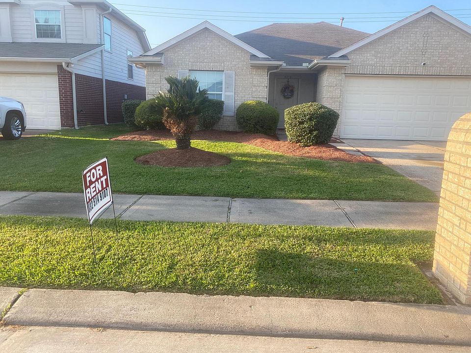 Well manicured yard maintained by owner