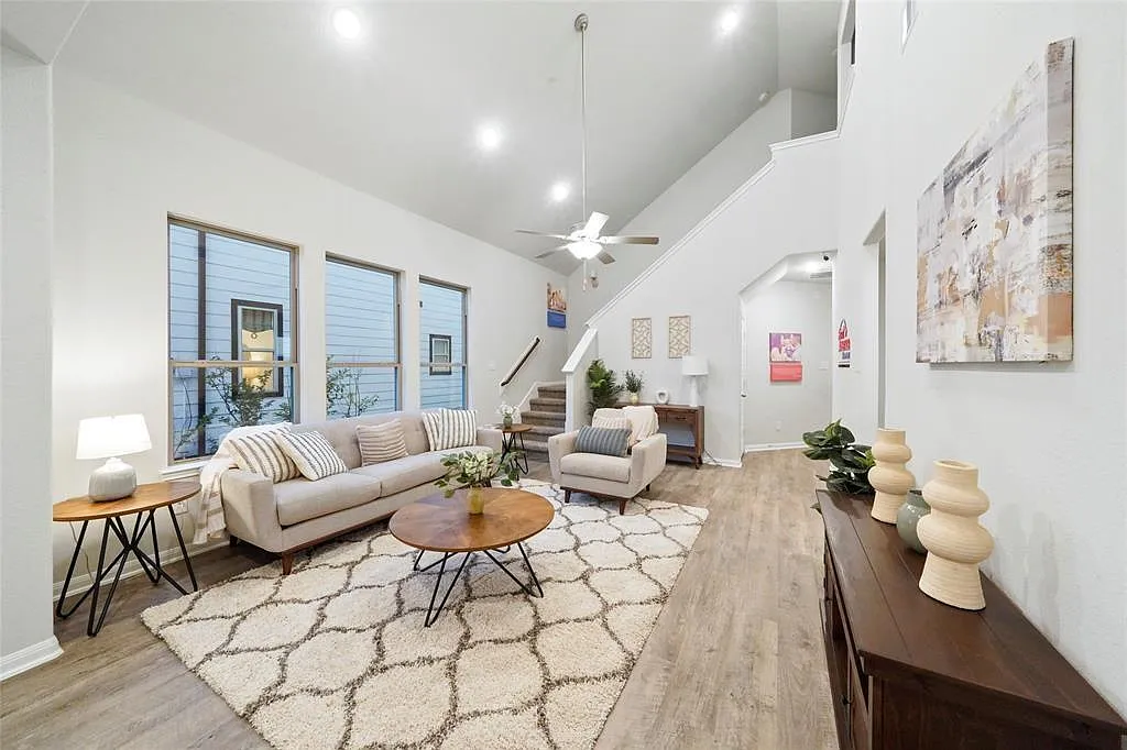 4 bed, 3.0 bath, 1894 sqft, $2,300 — Photo 2