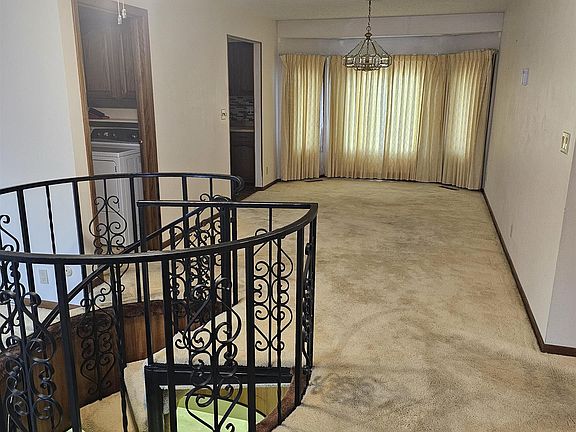 5th image of 2408 S Valley View Rd