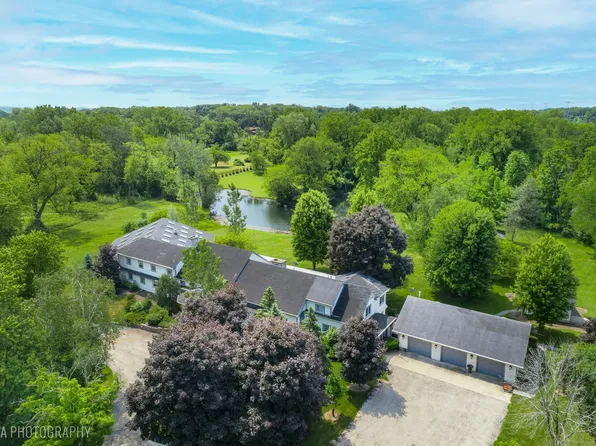 153 Algonquin Rd, Barrington, IL 60010