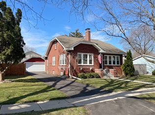 427 N Seminary Ave, Woodstock, IL 60098