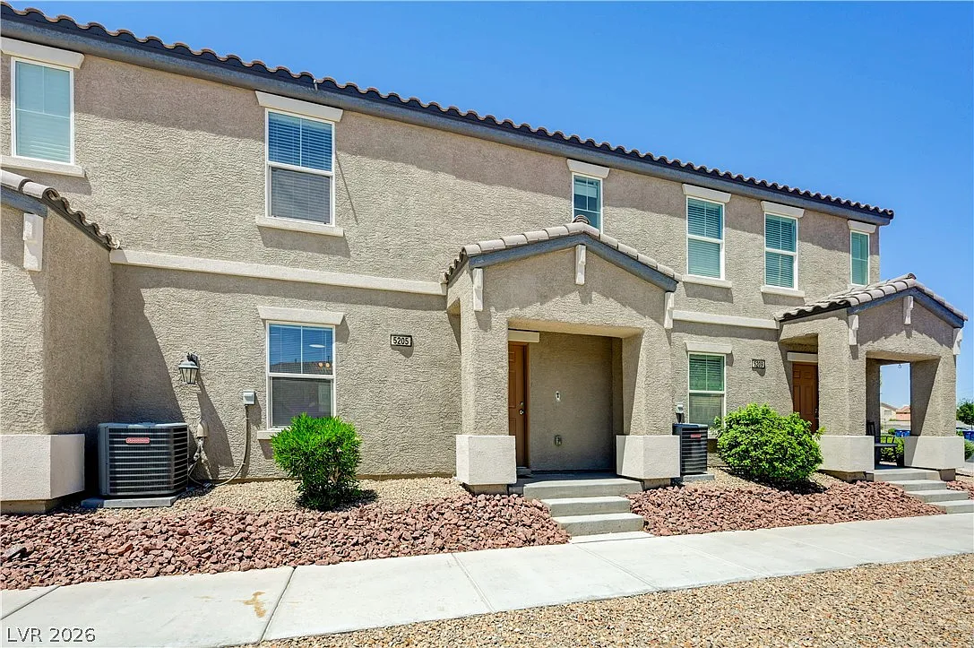 3 bed, 2.0 bath, 1241 sqft, $1,625 — Photo 2