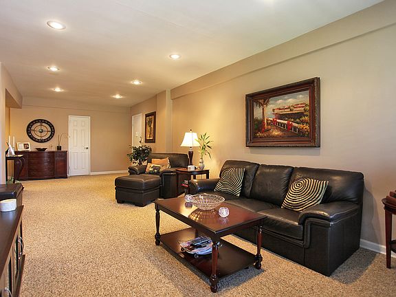5th image of 15 Hill Park Ave APT 3J