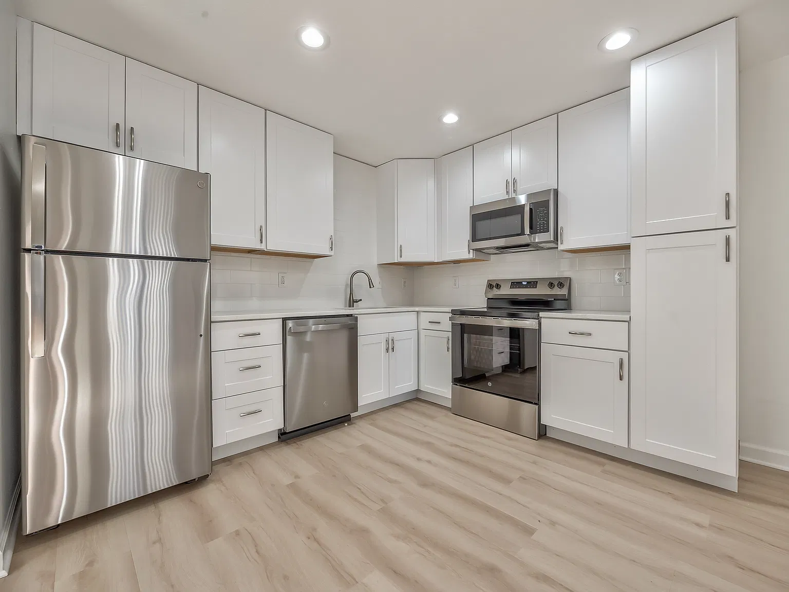 3 bed, 3.5 bath, 2150 sqft, $2,195 — Photo 3