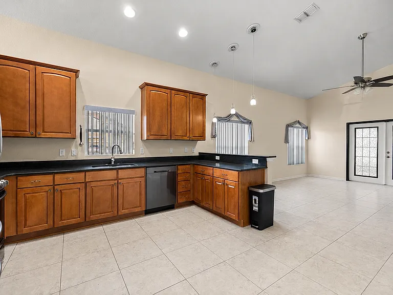 5438 SW 49th Ave — Photo 4
