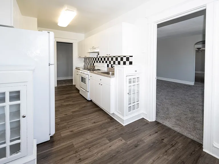 Upsal Gardens Apartments- Beautiful historical building with breathtaking charm! — Photo 7