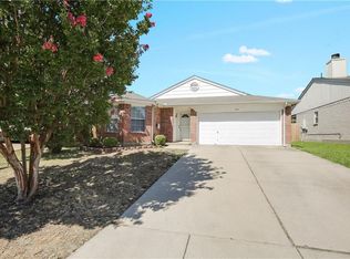 517 Hollyberry Dr, Mansfield, TX 76063