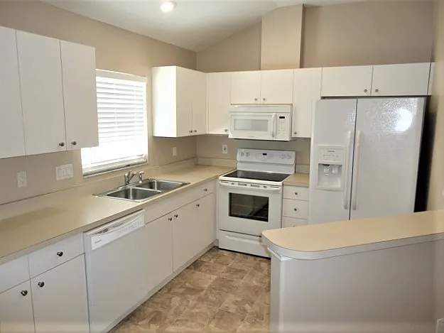 3 bed, 2.0 bath, 1408 sqft, $2,310 — Photo 2
