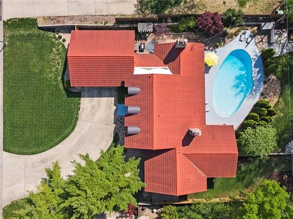 703 W Montcrew Dr, Kansas City, MO 64114