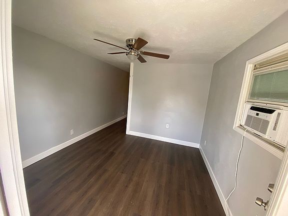 4th image of 210 E Sterling St