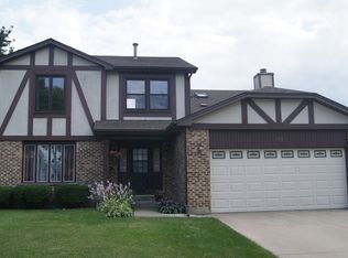 809 Schooner Ln, Elk Grove Village, IL 60007