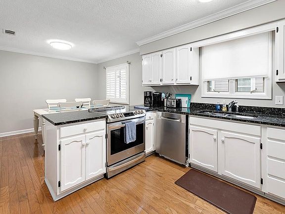 4th image of 308 Peachtree St