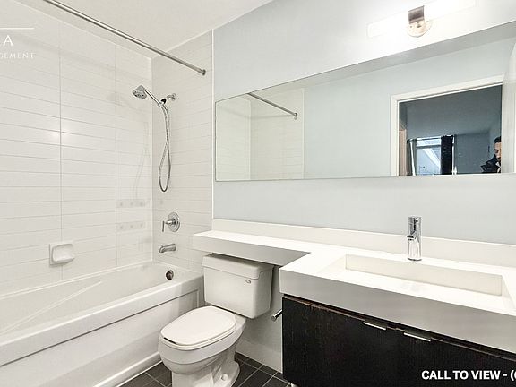 5th image of 4 H Spadina Ave #228