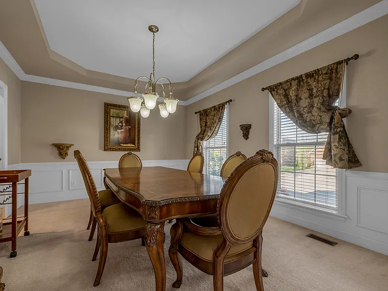 2185 Roswell Dr — Photo 3