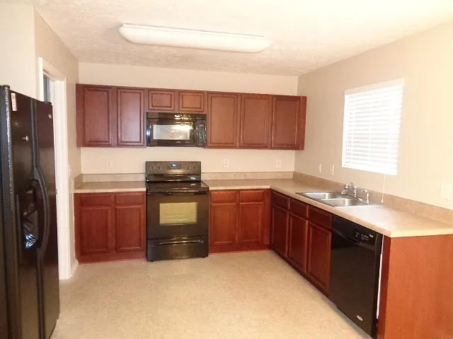 4 bed, 2.5 bath, 1982 sqft, $2,355 — Photo 2