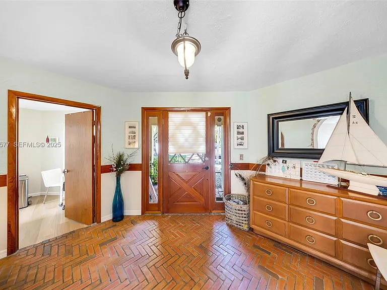 1840 Tigertail Ave — Photo 7