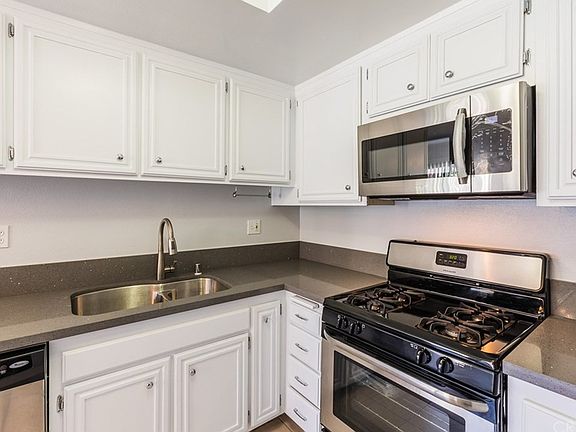4th image of 21815 Saticoy St Unit 38