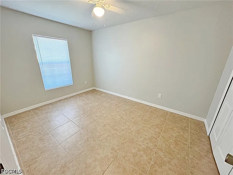 1022 NE 8th Pl — Photo 10