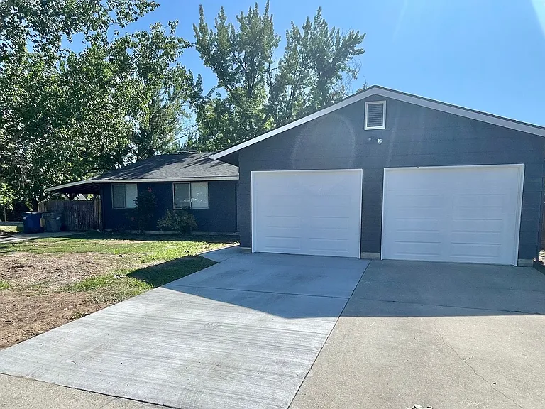 2910 & 2912 S Holden Ave — Photo 2
