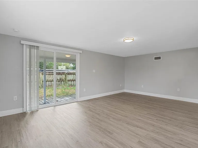 1090 Emerald Dr — Photo 5
