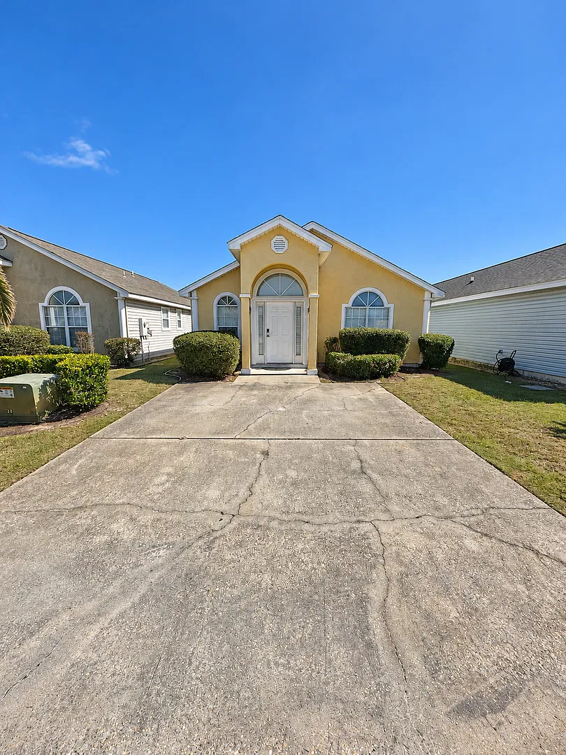 Pet Friendly! Charming 3 Bedroom, 2 Bath, Home — Photo 1