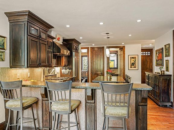Kitchen bar area