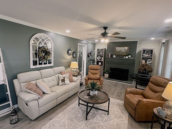 3rd image of 221 Jackson Cir