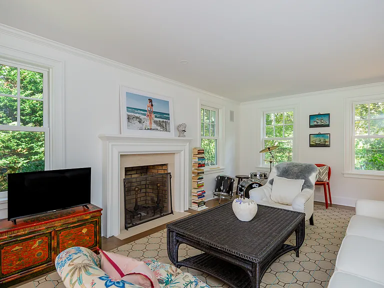 84 Anns Ln — Photo 9