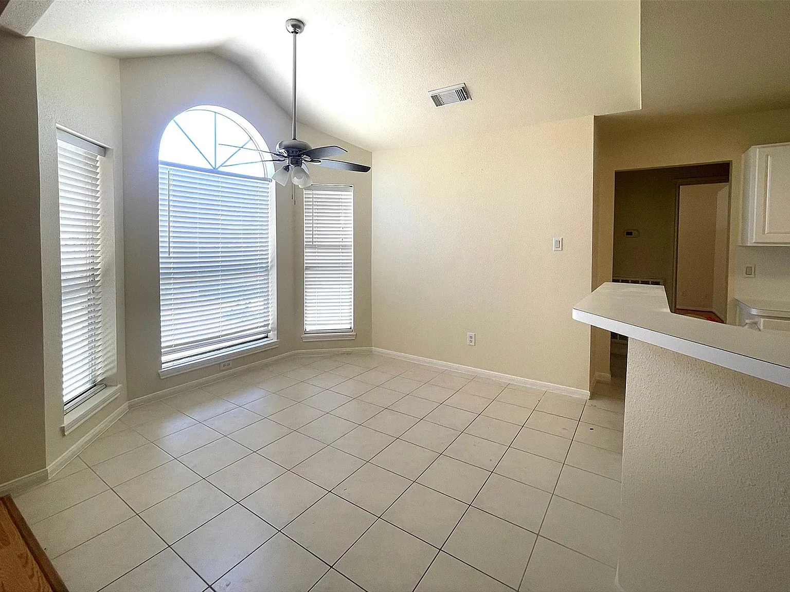 3 bed, 2.0 bath, 1821 sqft, $1,995 — Photo 3