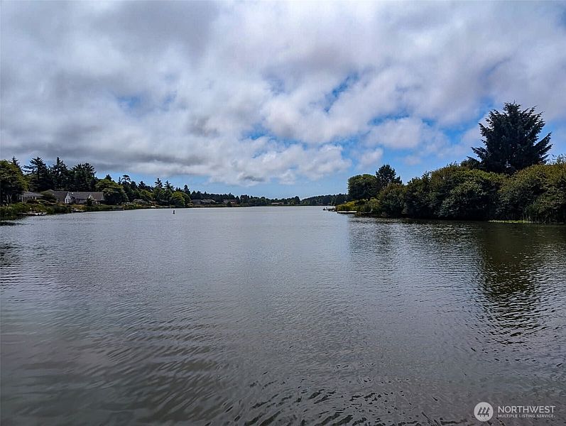3rd image of 413 Lake View Loop NE