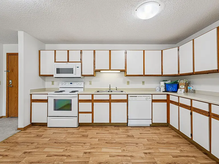 Oaks Lincoln Apartments — Photo 6
