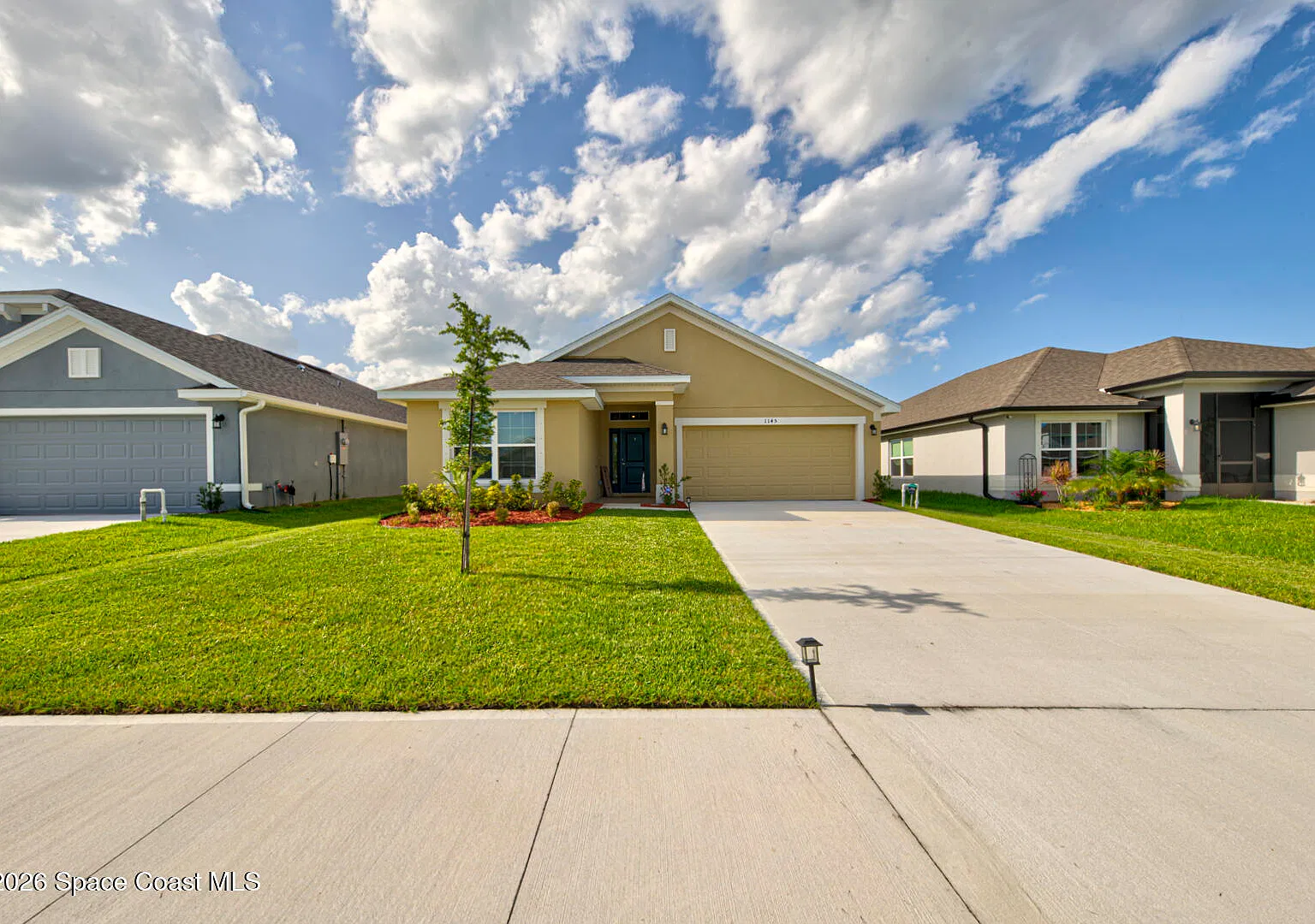 3 bed, 2.0 bath, 1720 sqft, $2,300 — Photo 2