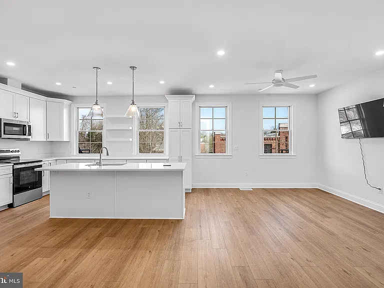 123 S Washington St #202 — Photo 8
