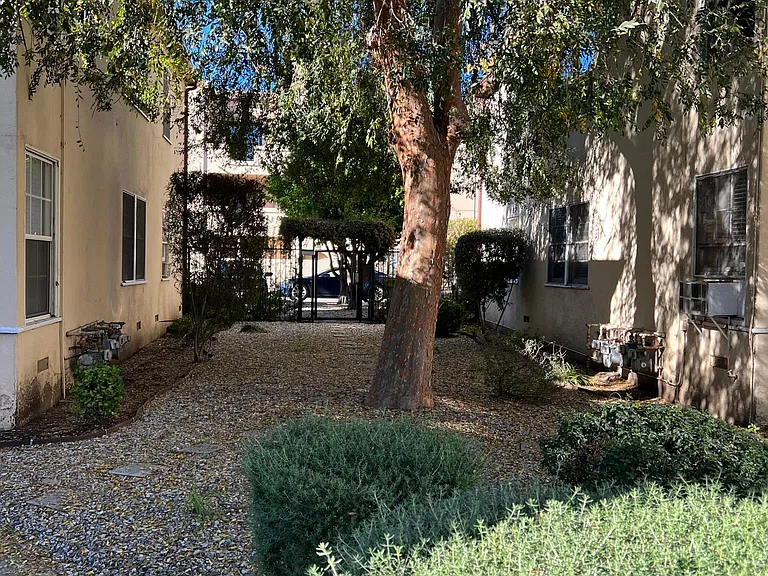 4321 Cahuenga Blvd — Photo 20