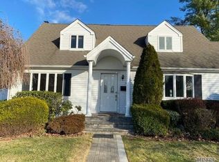 71 Victor St, Plainview, NY 11803