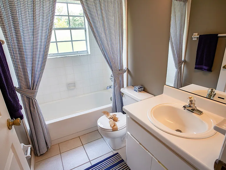 Huntington Lakes Apartments — Photo 22