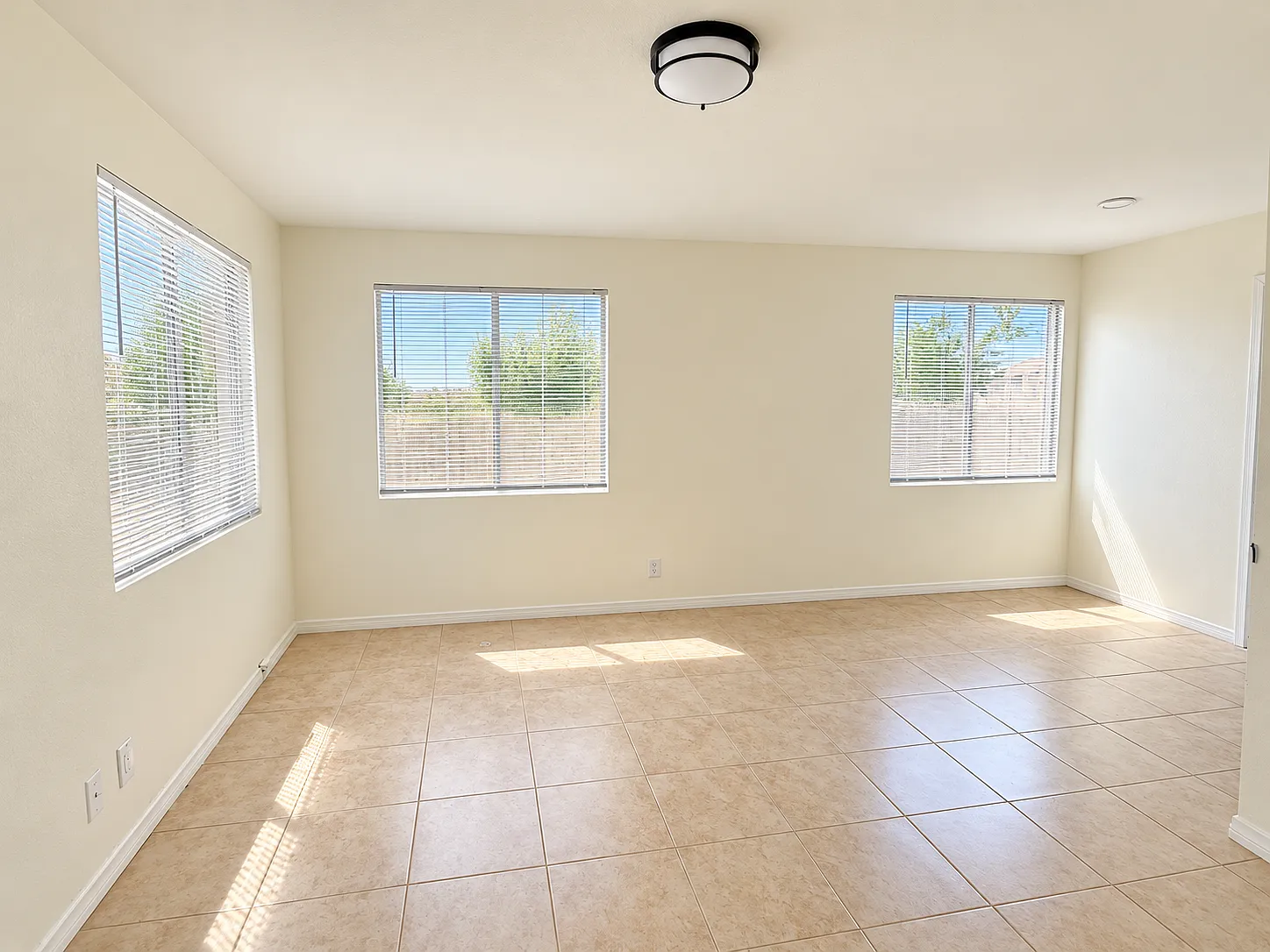 3 bed, 1105 sqft, $3,495 — Photo 3