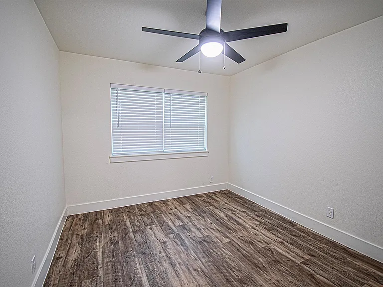 551 E Burks St — Photo 19