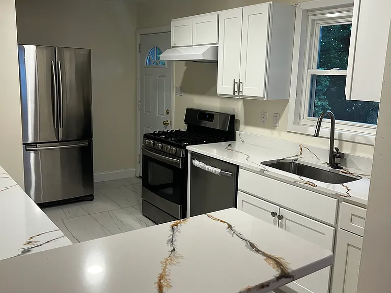 2404 Darrow St — Photo 5