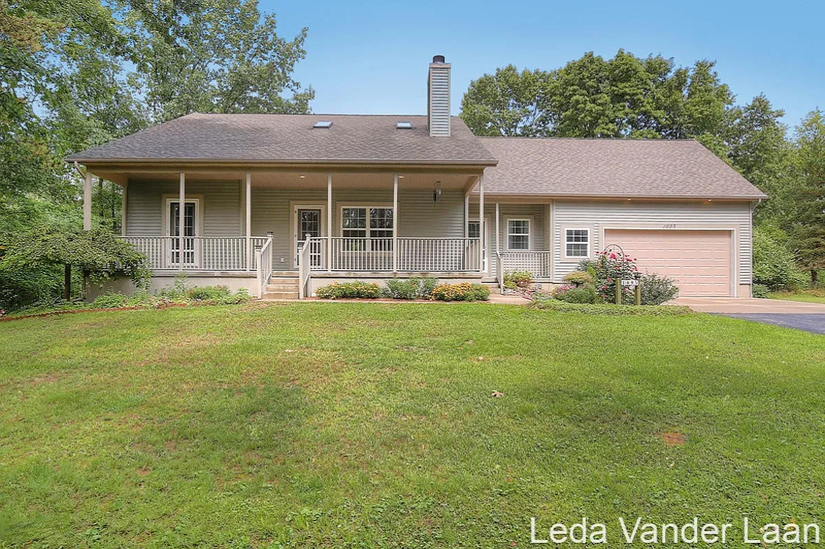 1095 Tibalew Dr NE photo 1