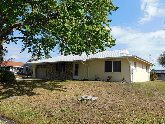 2nd image of 625 NE Larkspur Lane