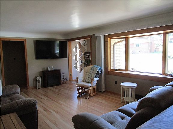 3rd image of 10524 Roseway Blvd