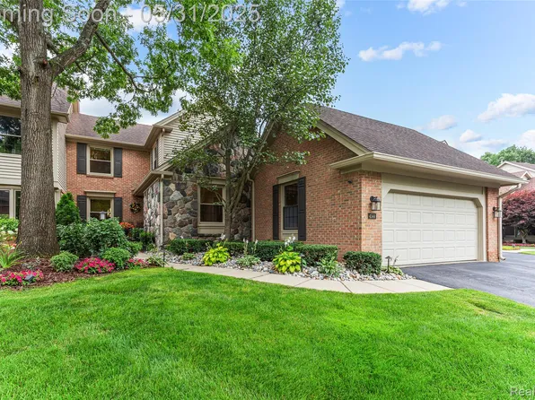 4544 Golf View Dr, Brighton, MI 48116